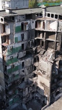 Borodyanka, Ukrayna 'da yıkılmış bir binanın dikey videosu