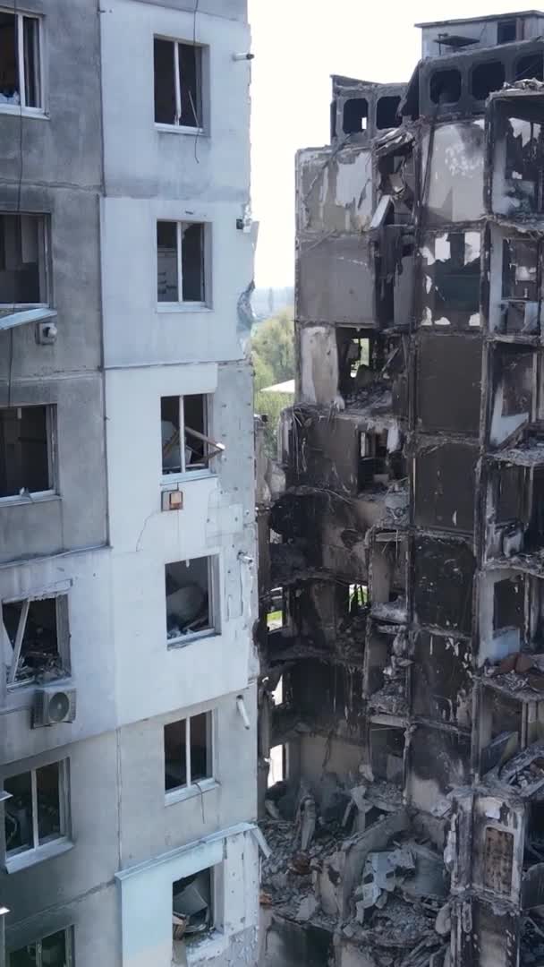 Vertikales Video Eines Zerstörten Gebäudes Borodyanka Ukraine — Stockvideo