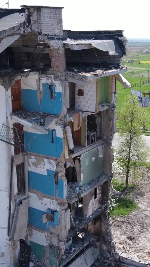 Vídeo Vertical Edificio Destruido Borodyanka Ucrania — Vídeos de Stock