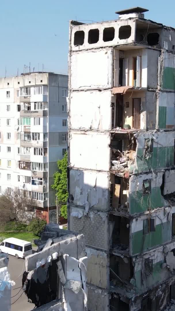 Video Vertikal Dari Sebuah Bangunan Yang Hancur Borodyanka Ukraina — Stok Video