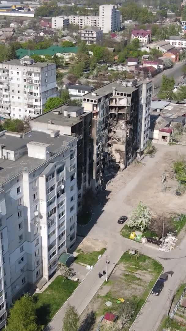 Verticale Video Van Een Verwoest Gebouw Borodyanka Oekraïne — Stockvideo