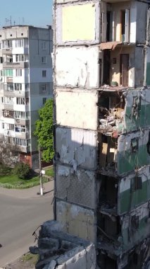 Borodyanka, Ukrayna 'da yıkılmış bir binanın dikey videosu
