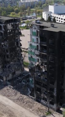 Borodyanka, Ukrayna 'da yıkılmış bir binanın dikey videosu