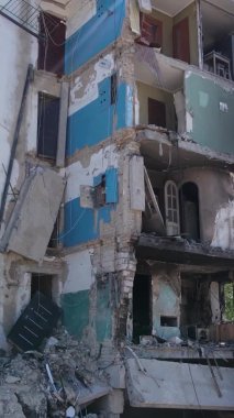 Borodyanka, Ukrayna 'da yıkılmış bir binanın dikey videosu