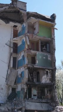 Borodyanka, Ukrayna 'da yıkılmış bir binanın dikey videosu
