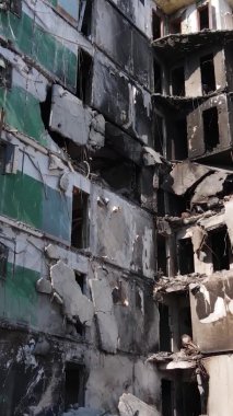 Borodyanka, Ukrayna 'da yıkılmış bir binanın dikey videosu