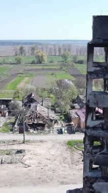 Borodyanka, Ukrayna 'da yıkılmış bir binanın dikey videosu
