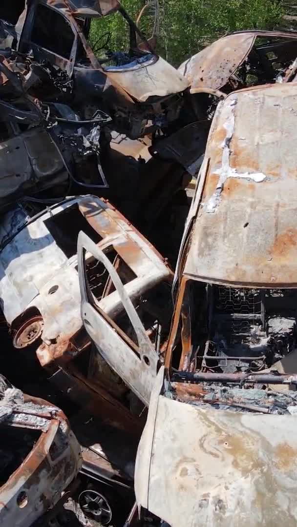 Vídeo Vertical Coches Destruidos Disparados Ciudad Irpin Ucrania — Vídeos de Stock