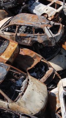 Ukrayna 'nın Irpin şehrinde yıkılan ve çekilen arabaların dikey videosu