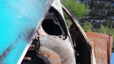 Ukrayna 'nın Irpin şehrinde yıkılan ve çekilen arabaların dikey videosu