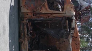 Ukrayna 'nın Irpin şehrinde yıkılan ve çekilen arabaların dikey videosu