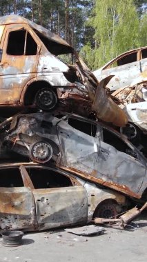 Ukrayna 'nın Irpin şehrinde yıkılan ve çekilen arabaların dikey videosu