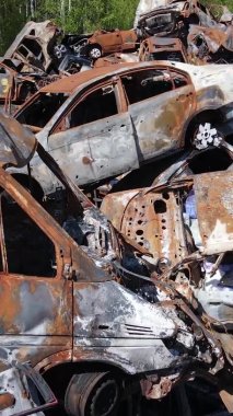 Ukrayna 'nın Irpin şehrinde yıkılan ve çekilen arabaların dikey videosu