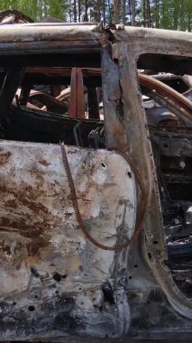Ukrayna 'nın Irpin şehrinde yıkılan ve çekilen arabaların dikey videosu