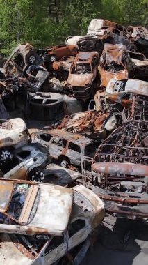 Ukrayna 'nın Irpin şehrinde yıkılan ve çekilen arabaların dikey videosu