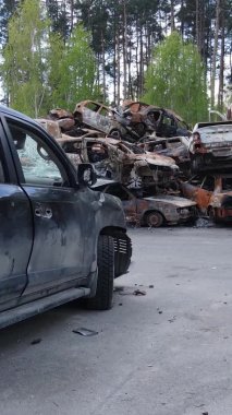 Ukrayna 'nın Irpin şehrinde yıkılan ve çekilen arabaların dikey videosu