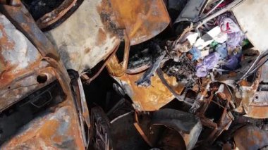 Ukrayna 'nın Irpin şehrinde yıkılan ve çekilen arabaların dikey videosu