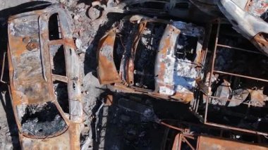 Ukrayna 'nın Irpin şehrinde yıkılan ve çekilen arabaların dikey videosu