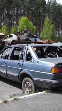 Ukrayna 'nın Irpin şehrinde yıkılan ve çekilen arabaların dikey videosu