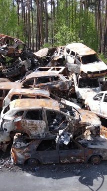 Ukrayna 'nın Irpin şehrinde yıkılan ve çekilen arabaların dikey videosu