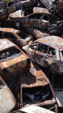 Ukrayna 'nın Irpin şehrinde yıkılan ve çekilen arabaların dikey videosu