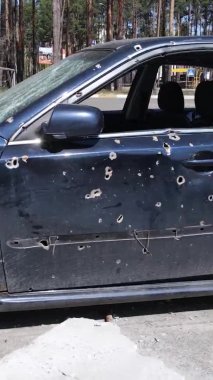 Ukrayna 'nın Irpin şehrinde yıkılan ve çekilen arabaların dikey videosu