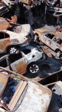 Ukrayna 'nın Irpin şehrinde yıkılan ve çekilen arabaların dikey videosu