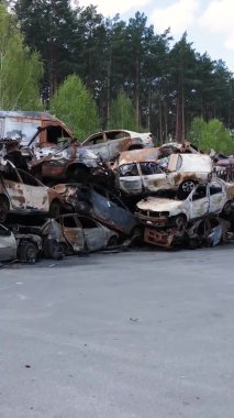 Ukrayna 'nın Irpin şehrinde yıkılan ve çekilen arabaların dikey videosu