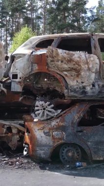 Ukrayna 'nın Irpin şehrinde yıkılan ve çekilen arabaların dikey videosu