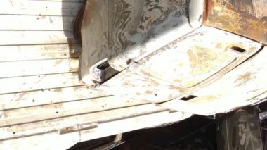 Ukrayna 'nın Irpin şehrinde yıkılan ve çekilen arabaların dikey videosu