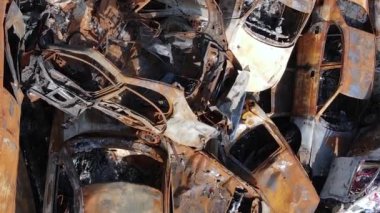 Ukrayna 'nın Irpin şehrinde yıkılan ve çekilen arabaların dikey videosu