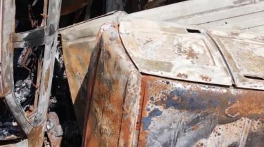 Ukrayna 'nın Irpin şehrinde yıkılan ve çekilen arabaların dikey videosu