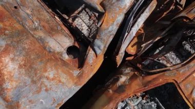 Ukrayna 'nın Irpin şehrinde yıkılan ve çekilen arabaların dikey videosu
