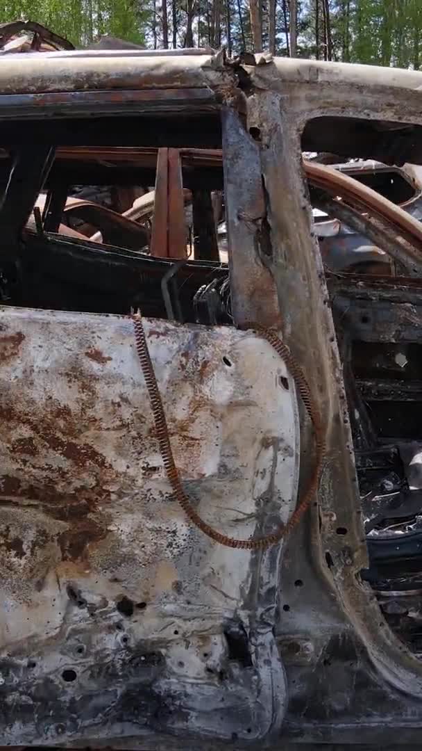 Vídeo Vertical Coches Destruidos Disparados Ciudad Irpin Ucrania — Vídeo de stock