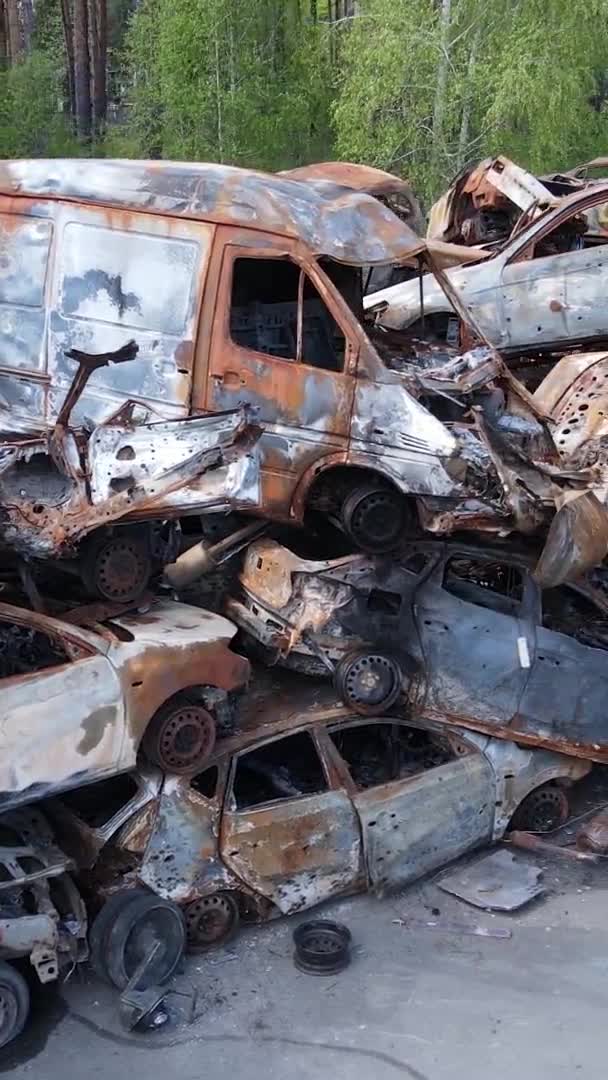 Verticale Video Van Vernielde Neergeschoten Auto Stad Irpin Oekraïne — Stockvideo