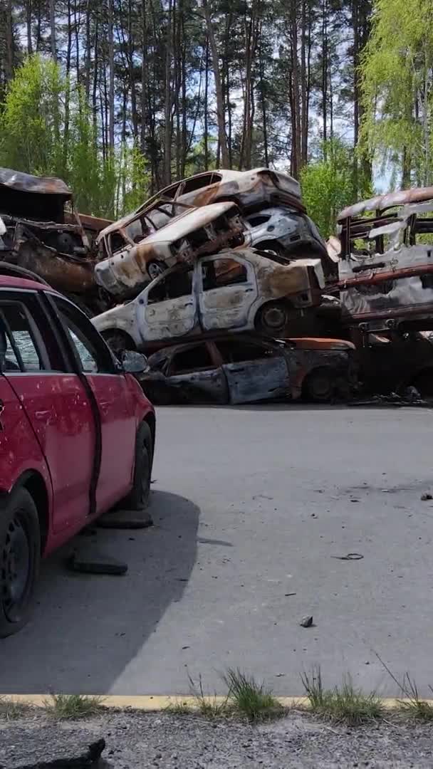 Verticale Video Van Vernielde Neergeschoten Auto Stad Irpin Oekraïne — Stockvideo