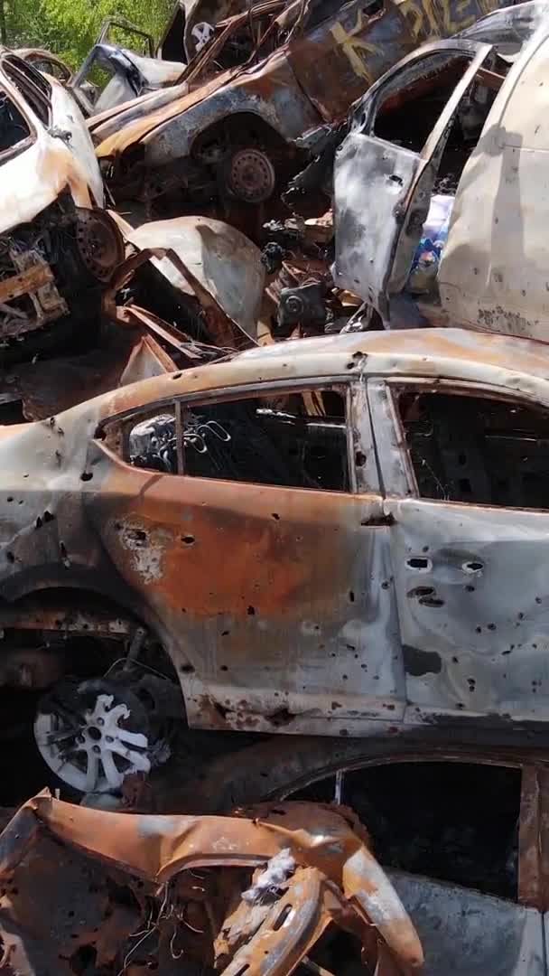 ウクライナのアーピン市で破壊され 撮影された車の垂直ビデオ — ストック動画