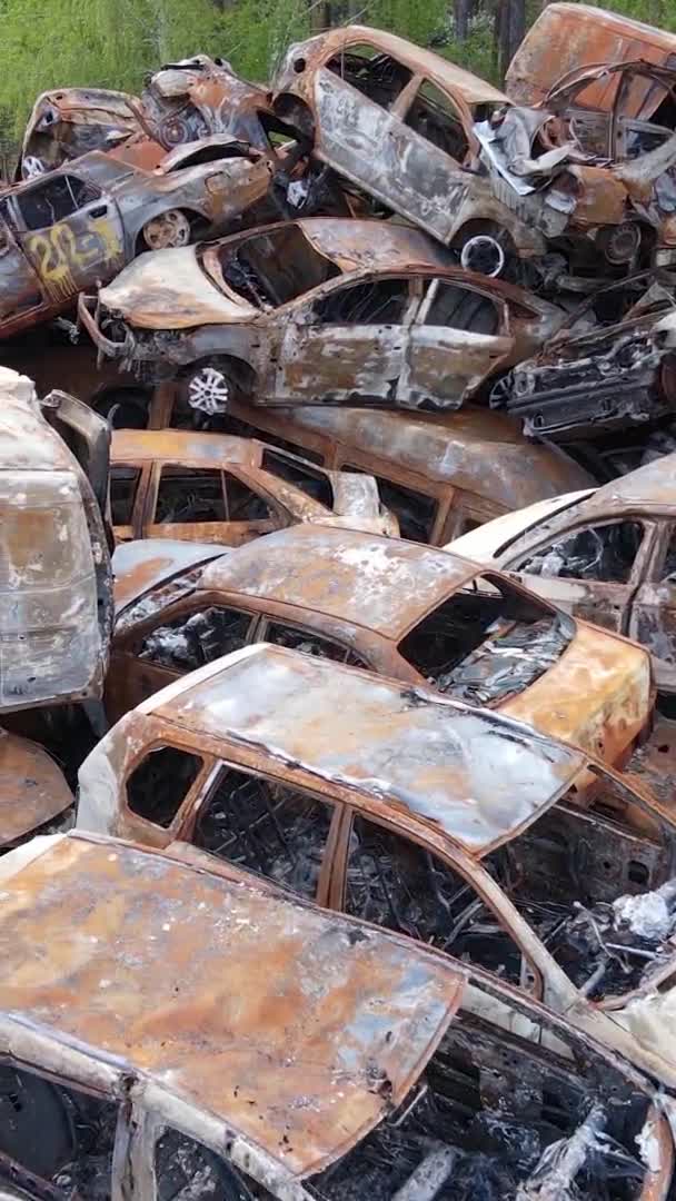 Vídeo Vertical Coches Destruidos Disparados Ciudad Irpin Ucrania — Vídeos de Stock