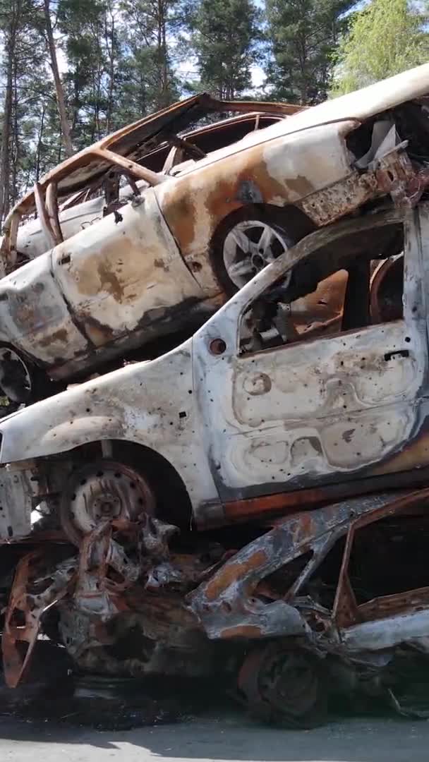 Vídeo Vertical Coches Destruidos Disparados Ciudad Irpin Ucrania — Vídeos de Stock