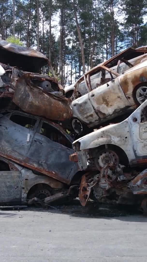 Verticale Video Van Vernielde Neergeschoten Auto Stad Irpin Oekraïne — Stockvideo