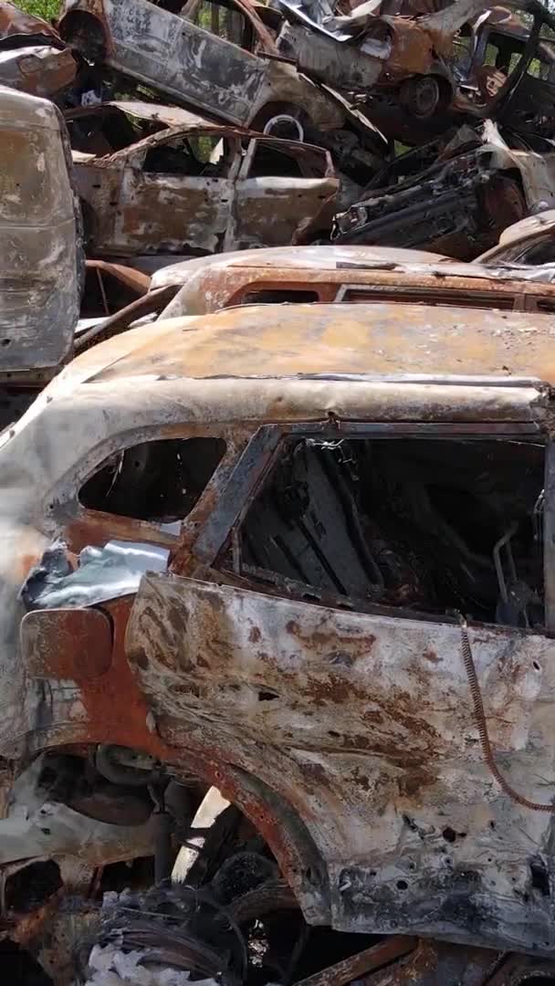 Вертикальное Видео Разрушенных Расстрелянных Автомобилей Городе Ирпень Украина — стоковое видео