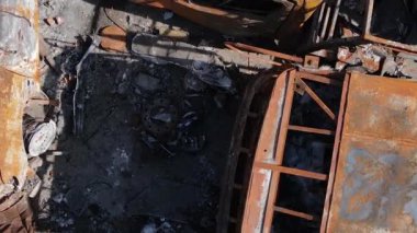 Ukrayna 'nın Irpin şehrinde yıkılan ve çekilen arabaların dikey videosu