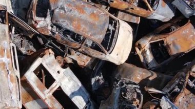 Ukrayna 'nın Irpin şehrinde yıkılan ve çekilen arabaların dikey videosu