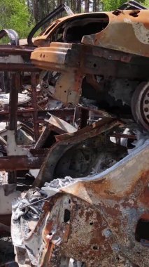 Ukrayna 'nın Irpin şehrinde yıkılan ve çekilen arabaların dikey videosu