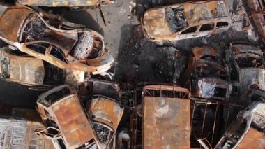 Ukrayna 'nın Irpin şehrinde yıkılan ve çekilen arabaların dikey videosu