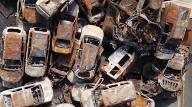 Ukrayna 'nın Irpin şehrinde yıkılan ve çekilen arabaların dikey videosu