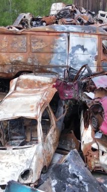 Ukrayna 'nın Irpin şehrinde yıkılan ve çekilen arabaların dikey videosu