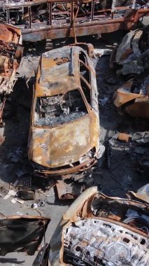 Ukrayna 'nın Irpin şehrinde yıkılan ve çekilen arabaların dikey videosu