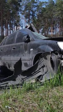 Ukrayna 'nın Irpin şehrinde yıkılan ve çekilen arabaların dikey videosu