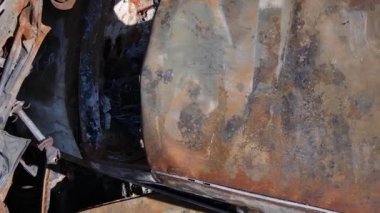 Ukrayna 'nın Irpin şehrinde yıkılan ve çekilen arabaların dikey videosu